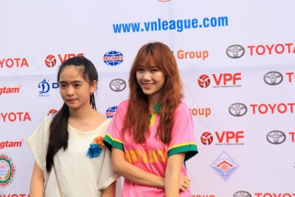 Sốt trên sân Đồng Tháp với Hari Won 1